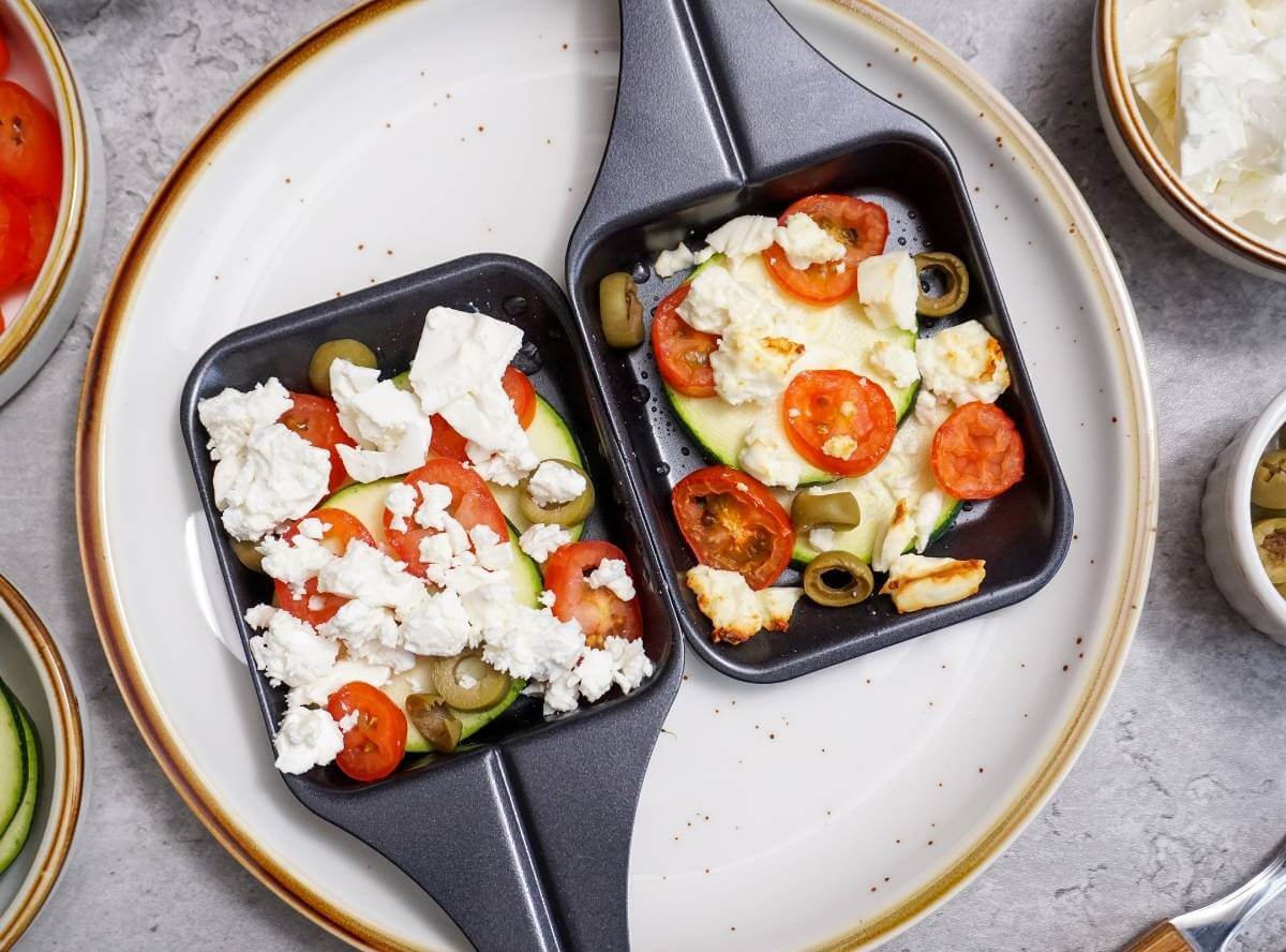 Raclette mit Feta, Tomate und Zucchini