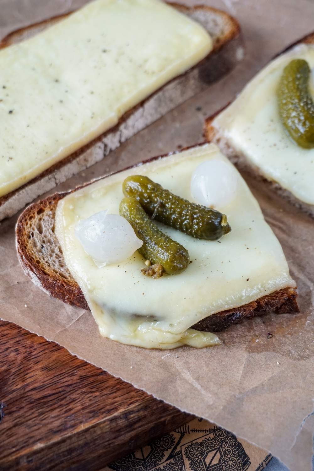 Raclette-Brot aus der Heißluftfritteuse: Käseglück in Rekordzeit