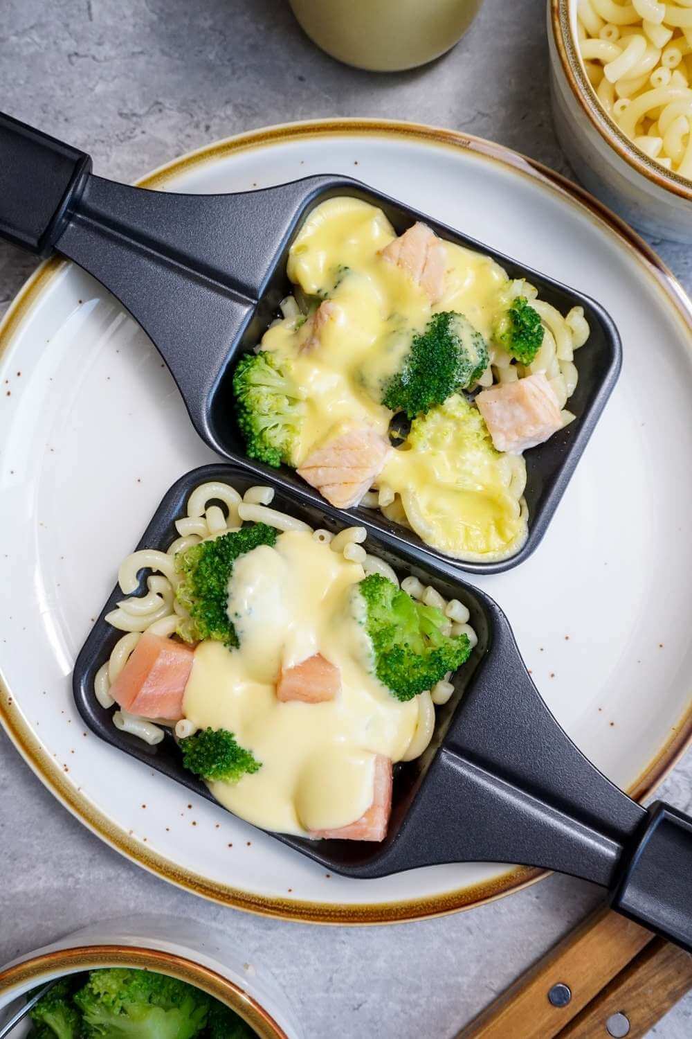 Raclette mit Lachs – so lecker, dass du nie wieder nur Käse willst Raclette mit Lachs – so lecker, dass du nie wieder nur Käse willst