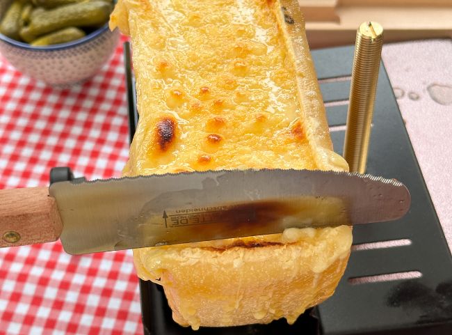 Raclette-Ofen Käse abschaben