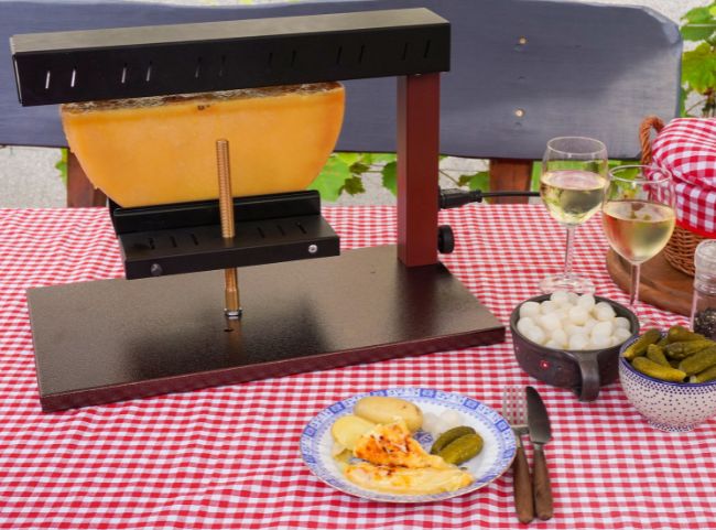 Raclette-Ofen zum Käse schmelzen