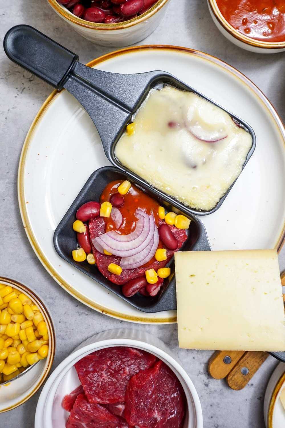 Raclette Pfännchen mit Fleisch: Dieses Schmelzrodeo lieben alle! Raclette Pfännchen mit Fleisch: Dieses Schmelzrodeo lieben alle!