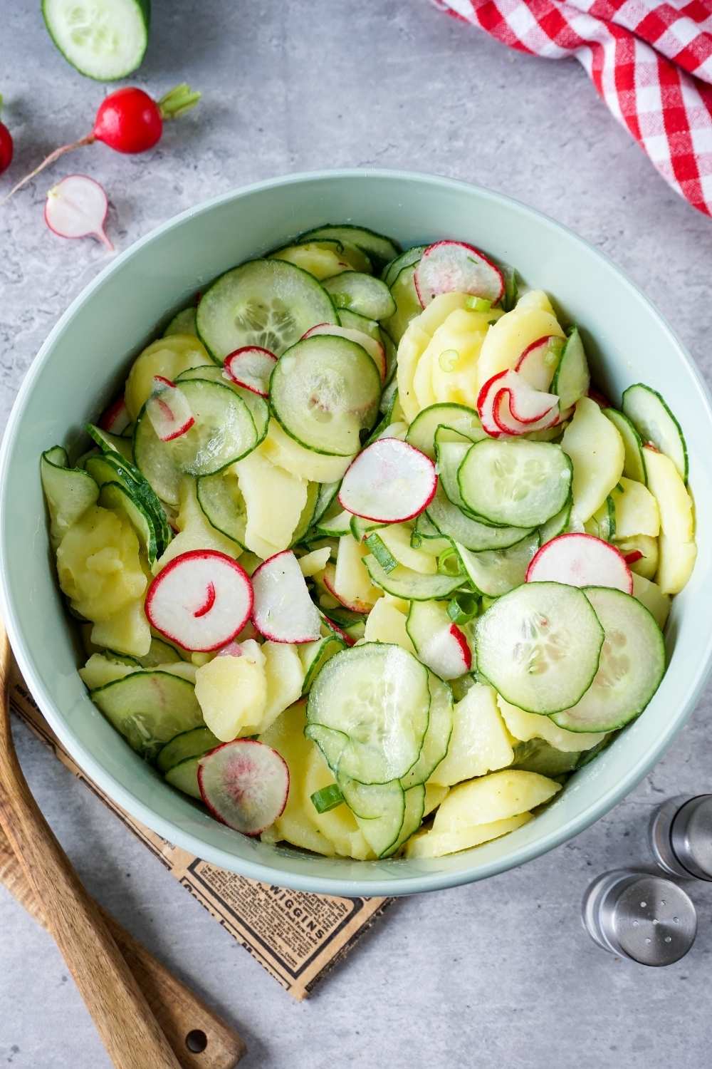 Kartoffelsalat mit Radieschen und Gurke