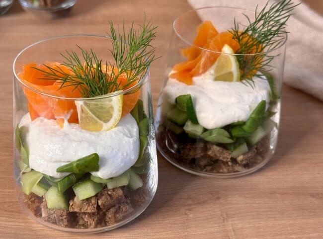 Räucherlachs-Brot-Salat im Glas als Vorspeise