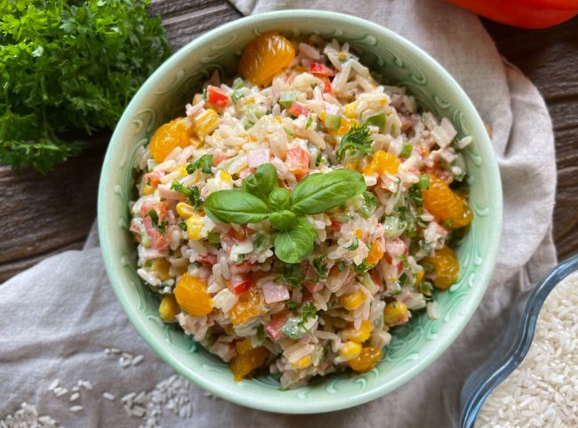 Reissalat mit Paprika und Mandarinen