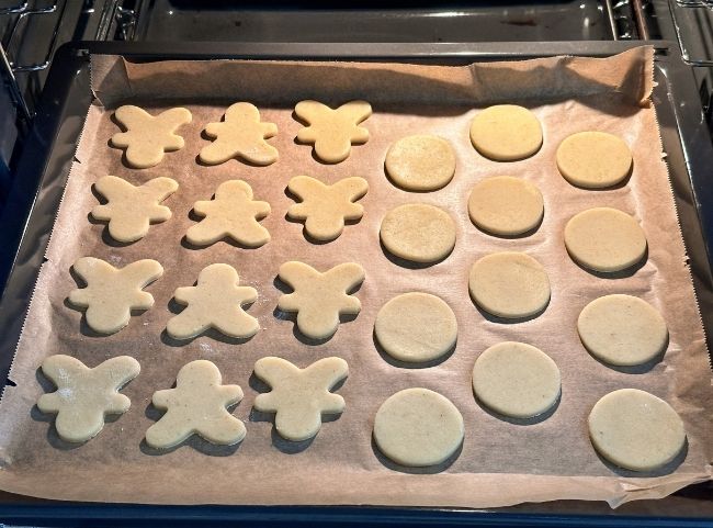 Rentier-Plätzchen backen