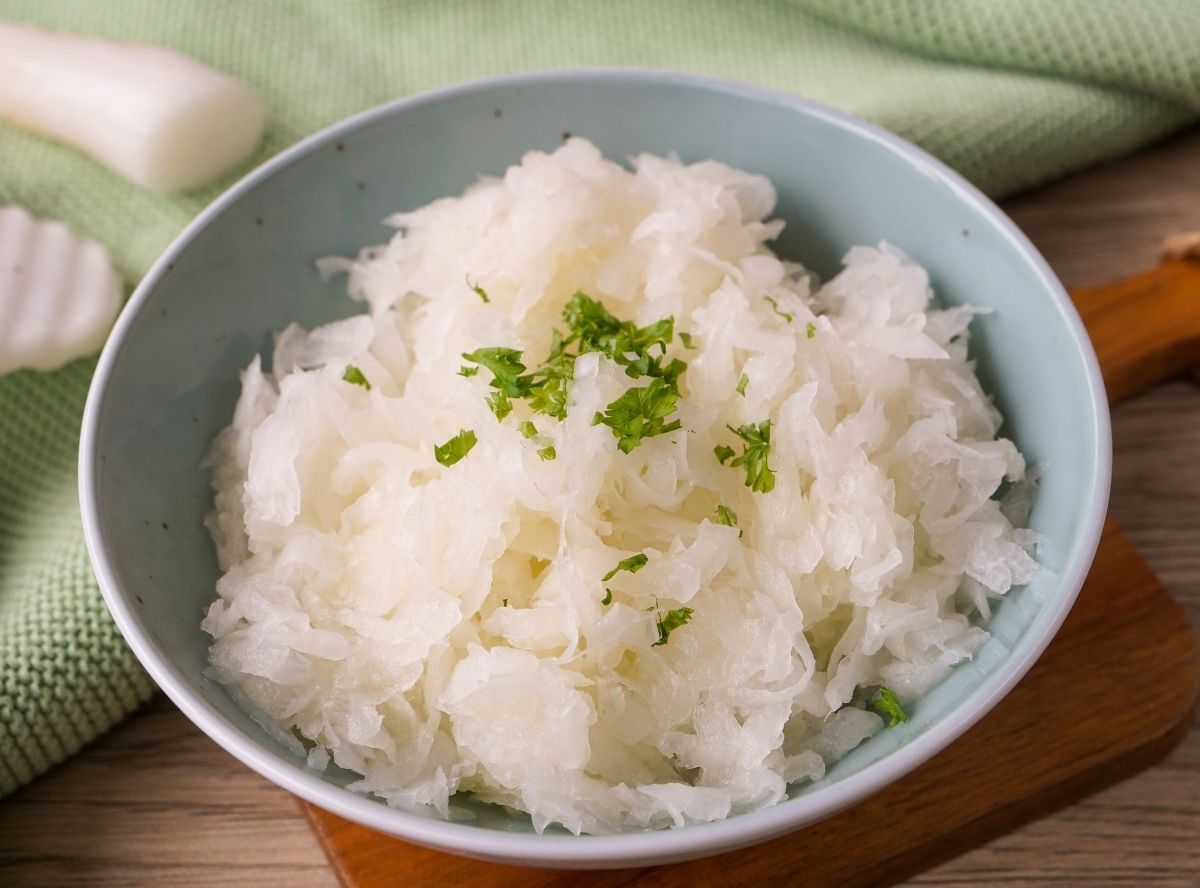 Omas Rettichsalat mit Essig und Öl