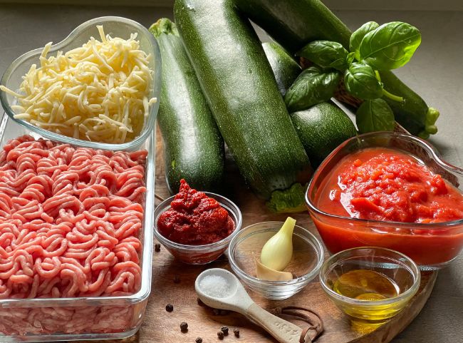Rezept gefüllte Zucchini mit Hackfleisch und Tomatensosse