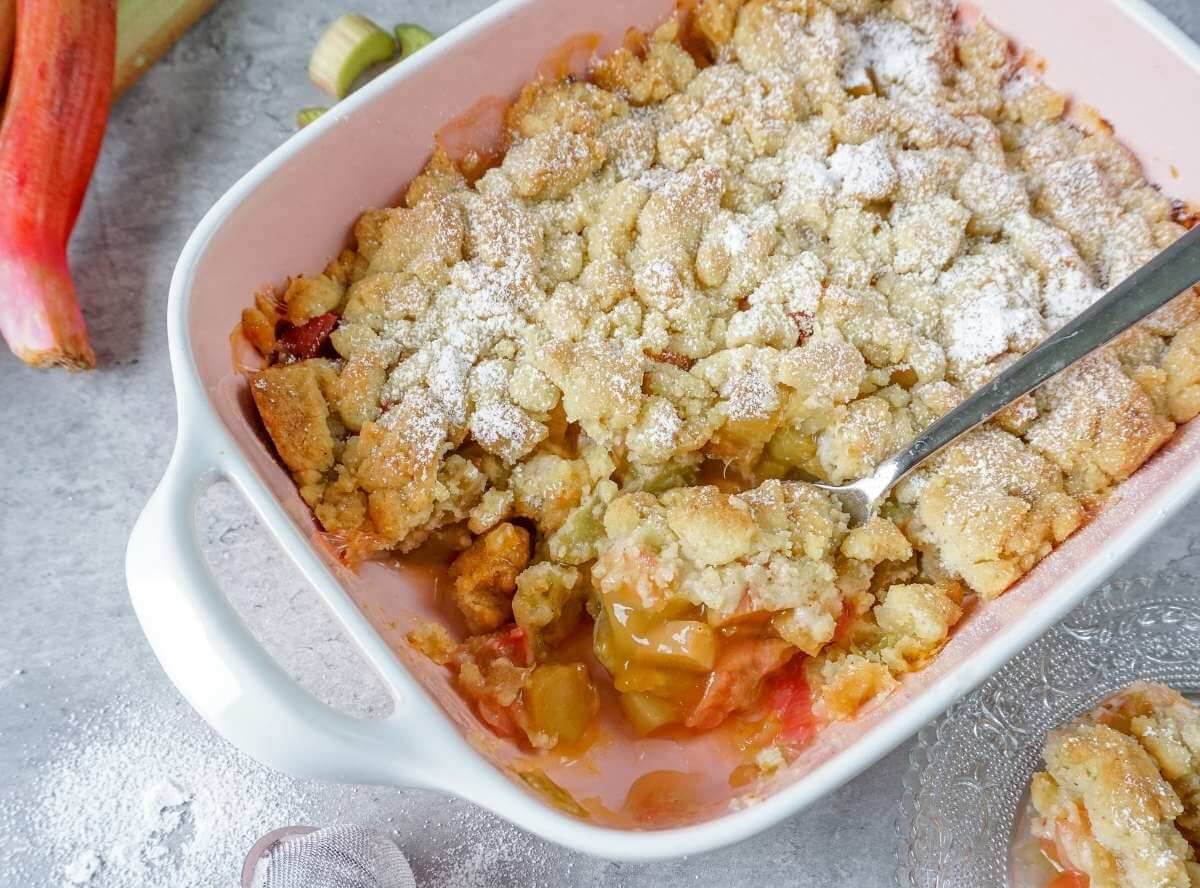 Rhabarber-Crumble – Der saisonale Hit für Streusel-Fans