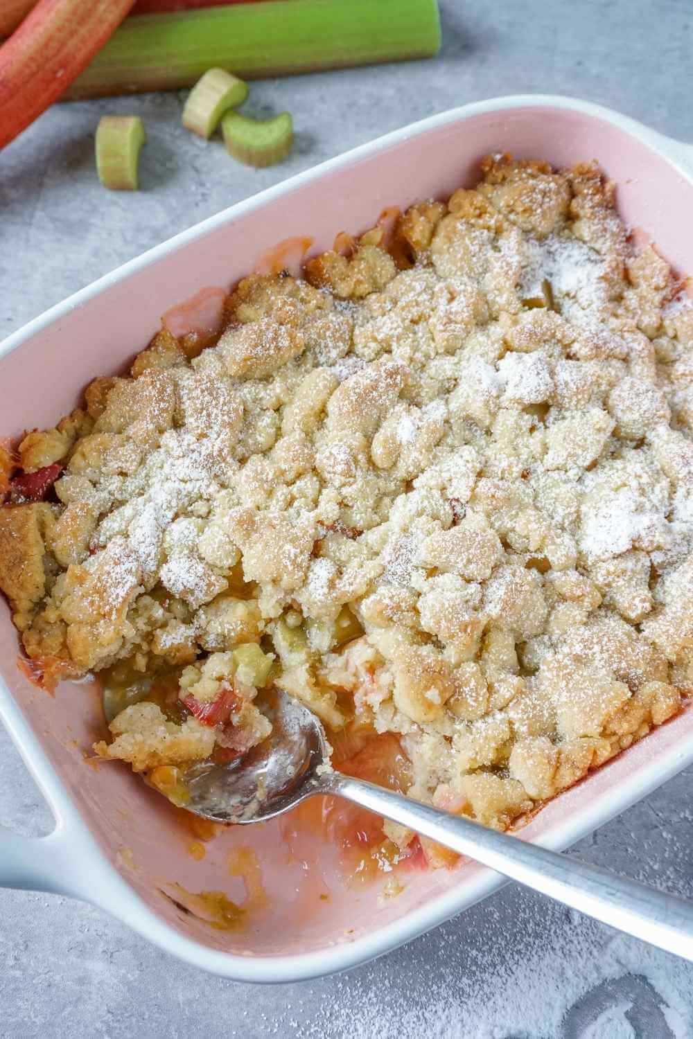Rhabarber-Crumble – Der saisonale Hit für Streusel-Fans