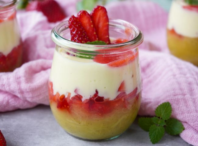 Rhabarber Pudding Erdbeeren