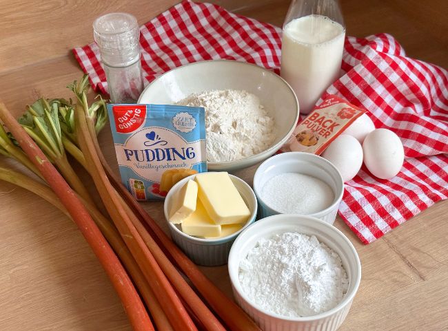 Rhabarberkuchen mit Pudding und Baiser Rhabarberkuchen mit Pudding und Baiser