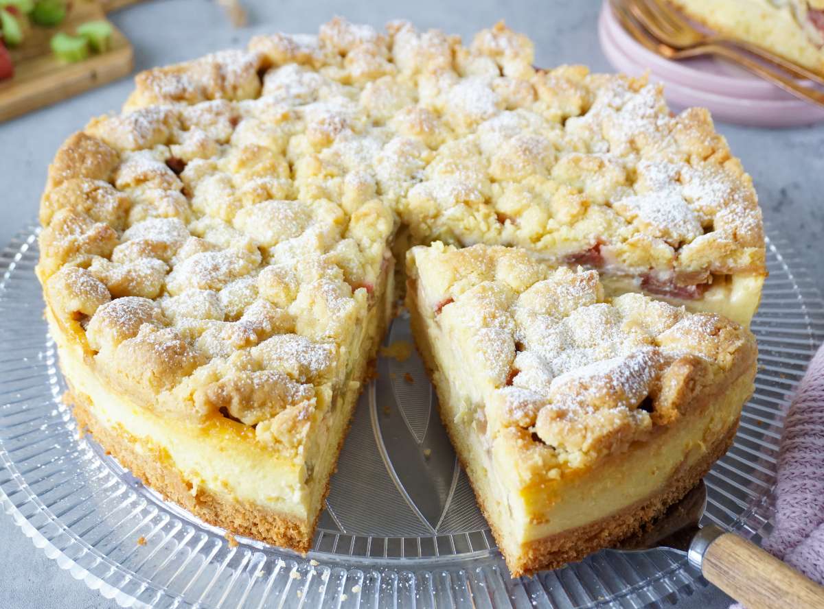 Rhabarberkuchen mit Pudding und Streusel