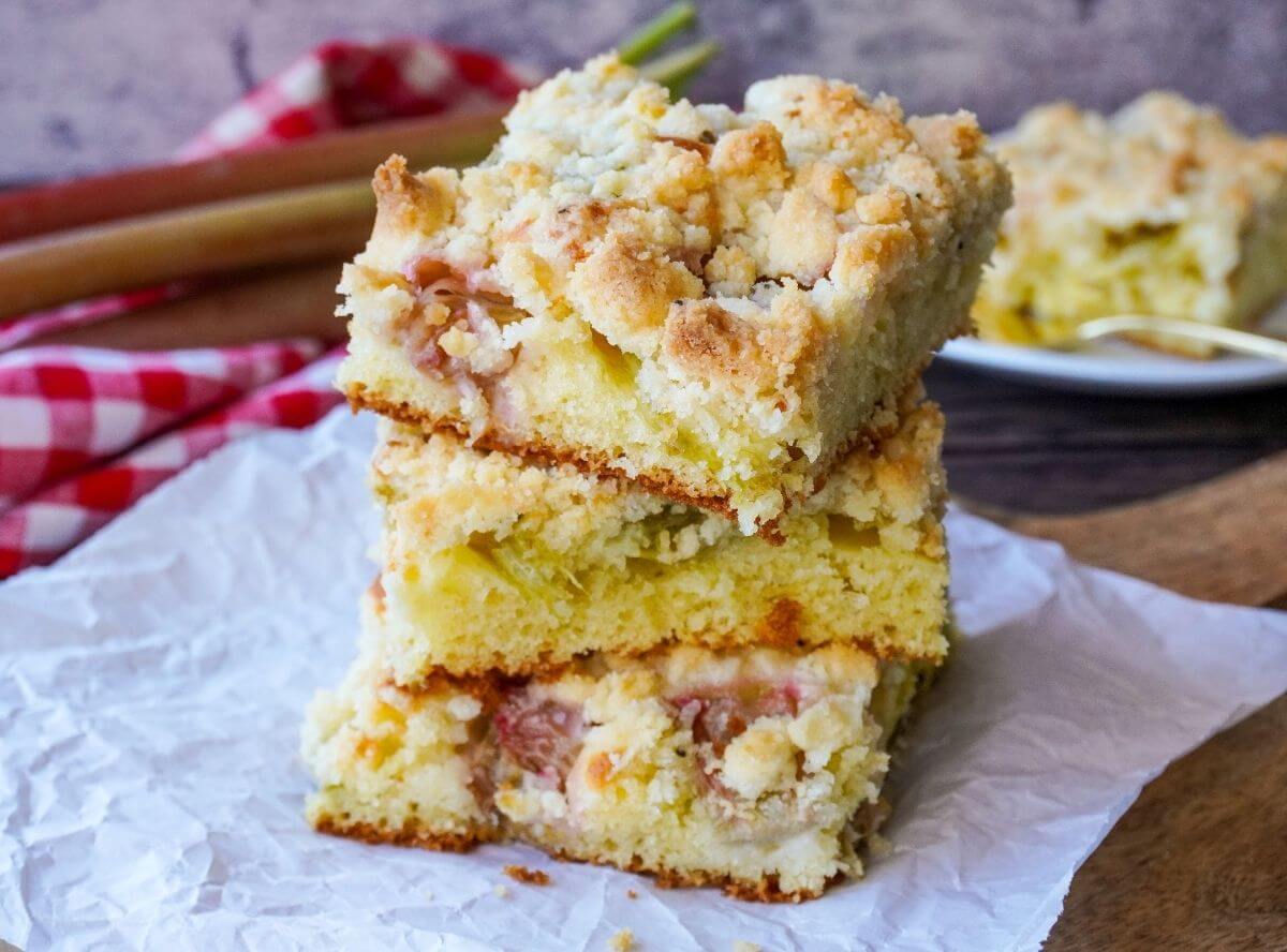 Schneller Rhabarberkuchen mit Streusel vom Blech