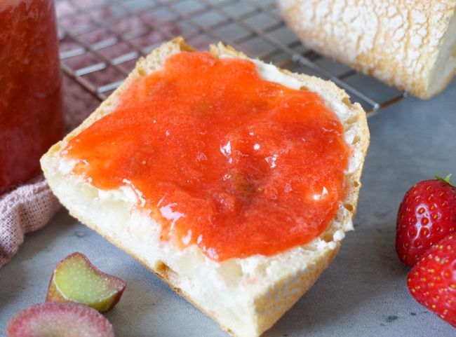 Rhabarbermarmelade mit Erdbeeren Rhabarbermarmelade mit Erdbeeren