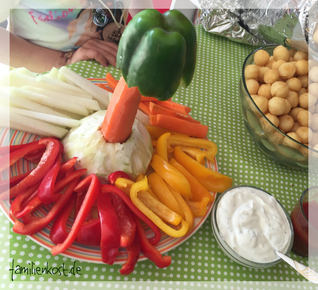 Rohkostplatte mit Palme zum Kindergeburtstag