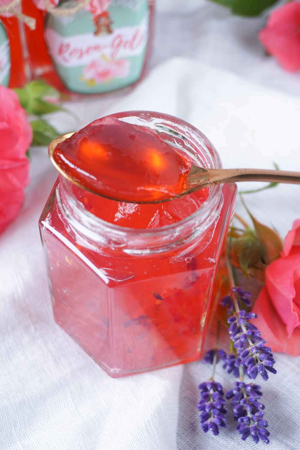 Selbstgemachtes Rosengelee mit einem Hauch Lavendel Selbstgemachtes Rosengelee mit einem Hauch Lavendel