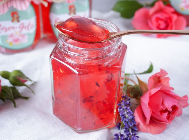 Rosengelee mit Lavendel