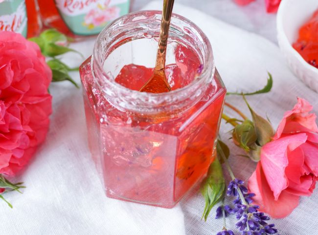 Selbstgemachtes Rosengelee mit einem Hauch Lavendel