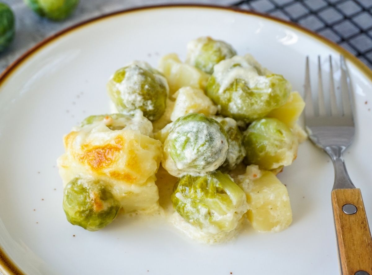 Rosenkohlauflauf mit Kartoffeln und Käse überbacken