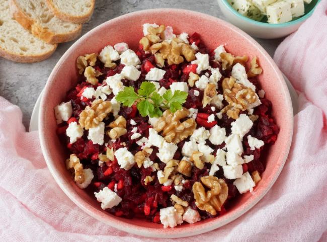 Rote Bete Salat mit Feta und Walnuss Rote Bete Salat mit Feta und Walnuss