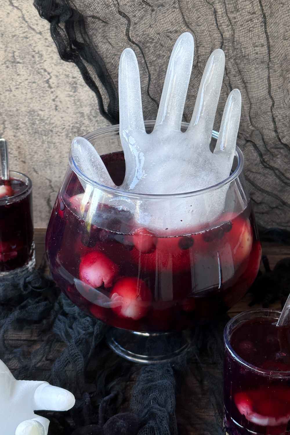 rote Halloween Bowle mit Augen für Kinder rote Halloween Bowle mit Augen für Kinder
