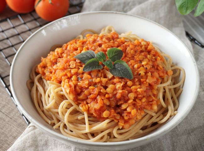 Rote Linsen Bolognese zu Spaghetti