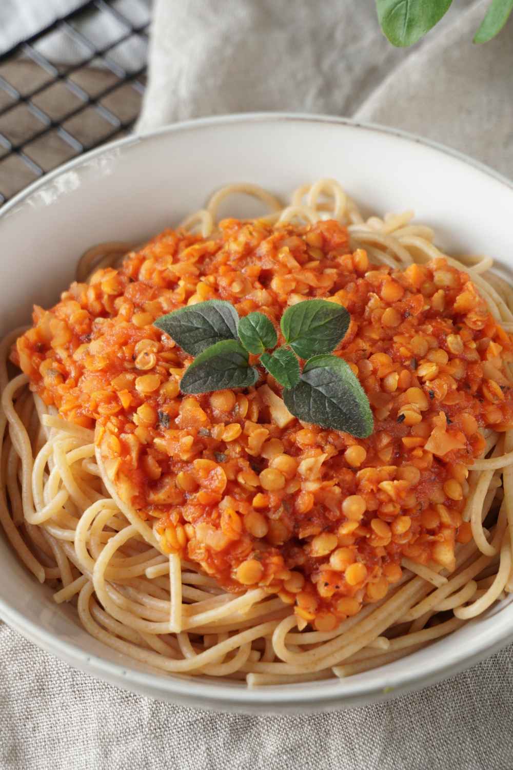 Rote Linsen Bolognese zu Spaghetti