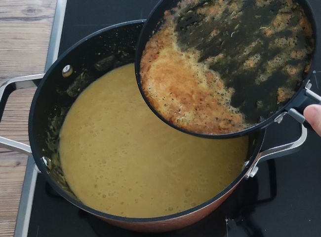 Türkische Linsensuppe - Buttersoße hinzufügen