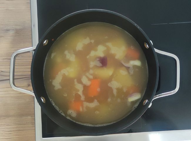 Türkische Linsensuppe - Gemüse und Linsen köcheln lassen