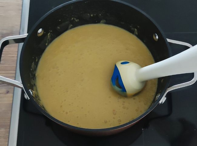 Türkische Linsensuppe pürieren