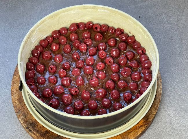 Rotkäppchenkuchen mit Kirschen in Springform backen