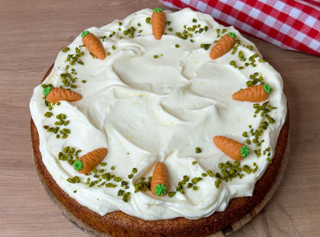 Saftiger Karottenkuchen mit Nüssen
