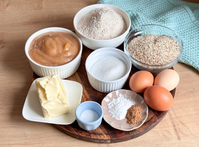 Saftiger Kuchen mit Apfelmus Saftiger Kuchen mit Apfelmus