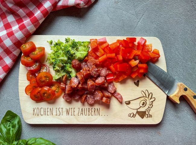 Paprika, Brokkoli und Salami klein schneiden