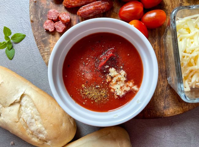 Salami Baguette Tomatensauce anrühren