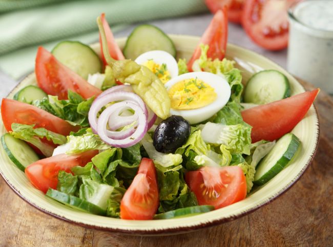 Salatteller mit Dressing Salatteller mit Dressing