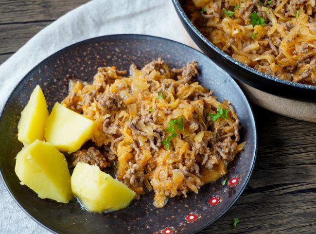 Sauerkraut mit Hackfleisch aus der Pfanne