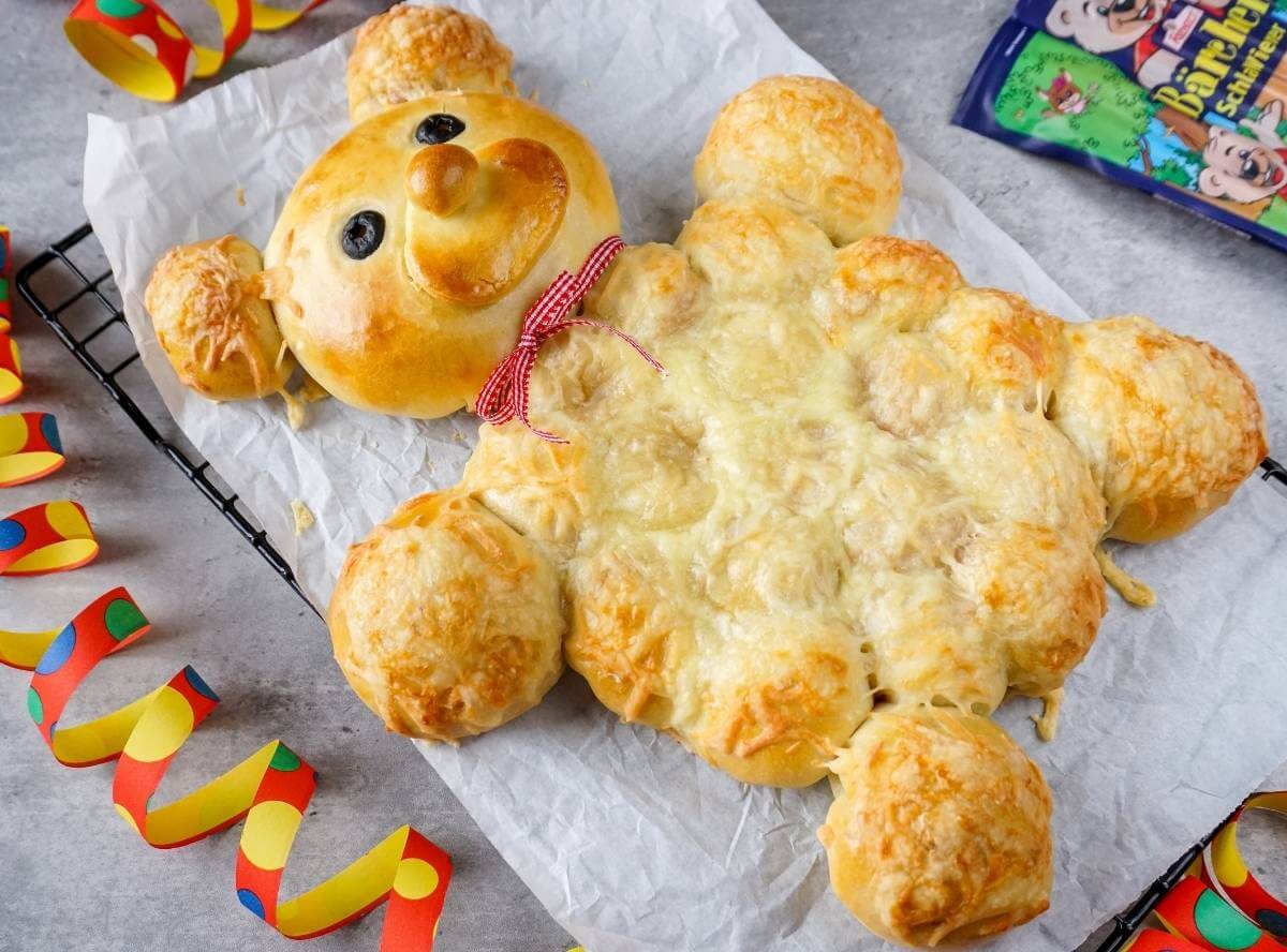 SchlaWiener Partybär aus Pizzateig SchlaWiener Partybär aus Pizzateig