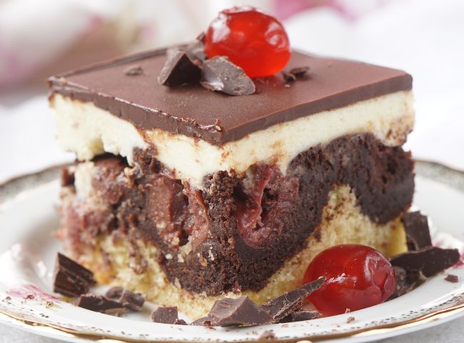 Schneewittchenkuchen mit Kirschen Schneewittchenkuchen mit Kirschen