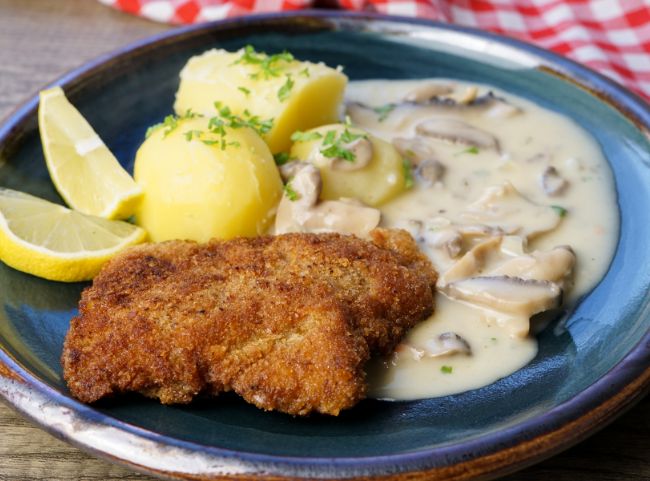 Schnitzel mit Champignon-Rahmsosse