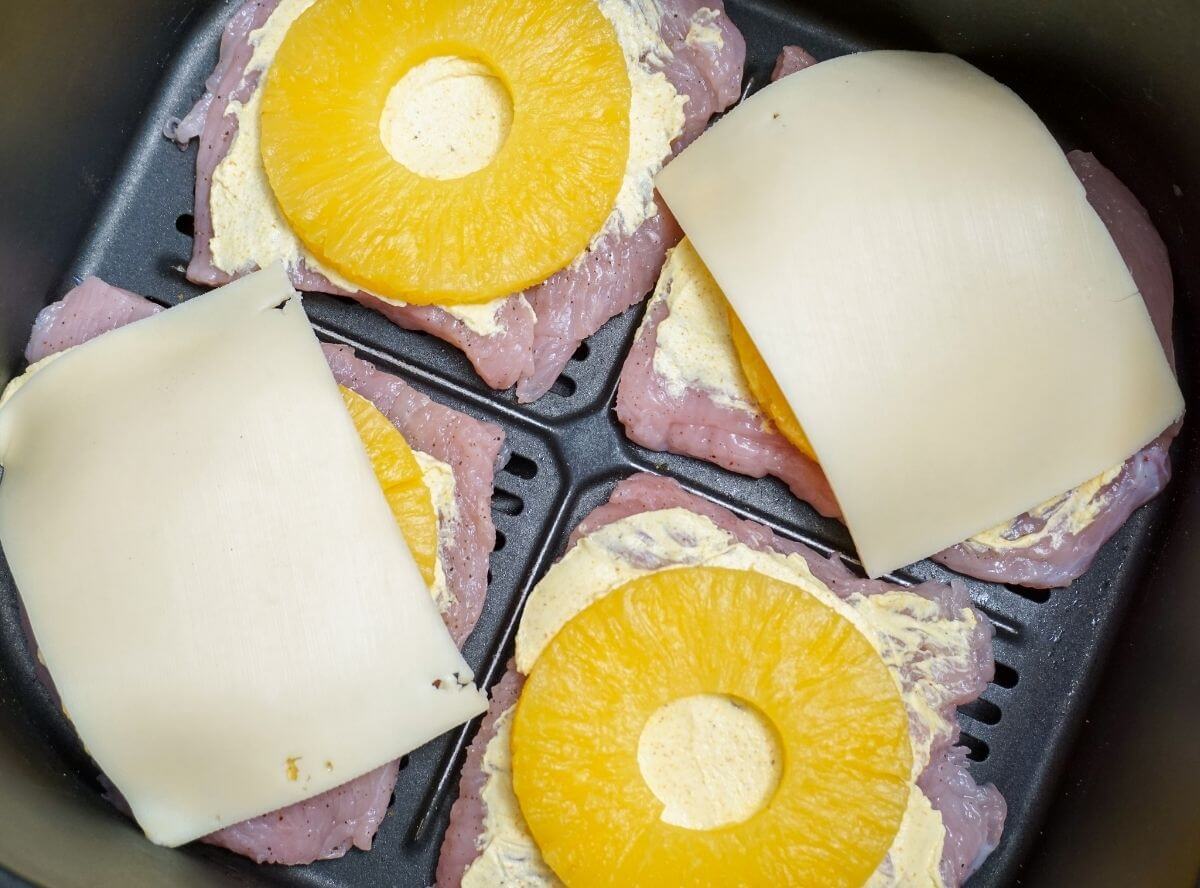 Schnitzel Hawaii mit Ananas und Käse überbacken aus der Heißluftfritteuse