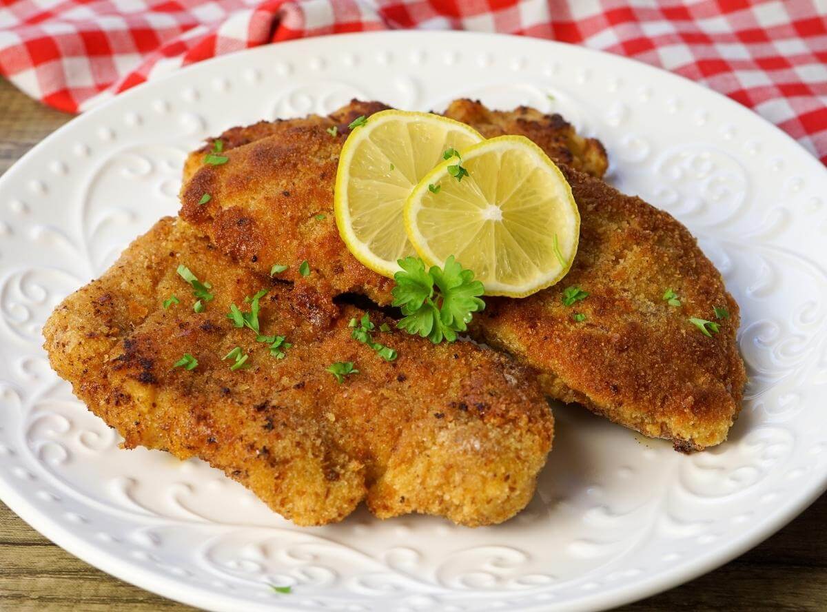 Paniertes Schnitzel - einfaches Rezept als Familienkost