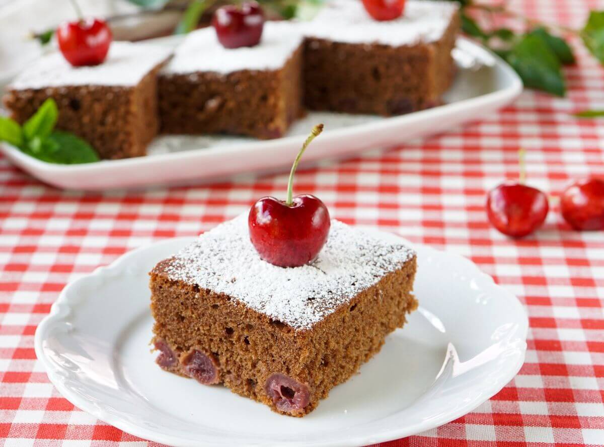 Schoko-Blechkuchen mit Kirschen | so saftig