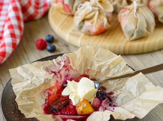 Schoko-Obst-Päckchen als Dessert vom Grill