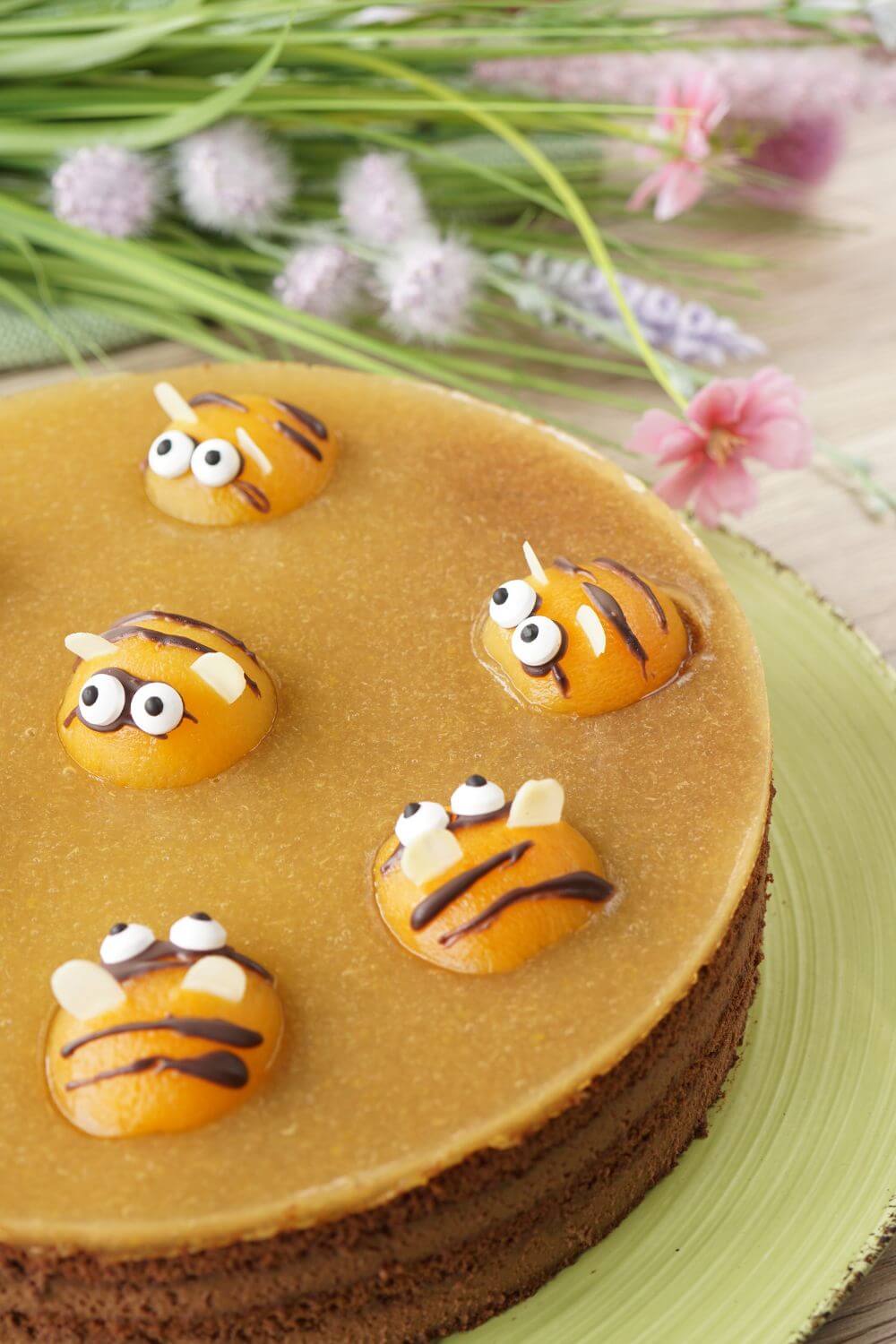 Schoko-Sahne-Torte mit Aprikosen-Bienen Schoko-Sahne-Torte mit Aprikosen-Bienen