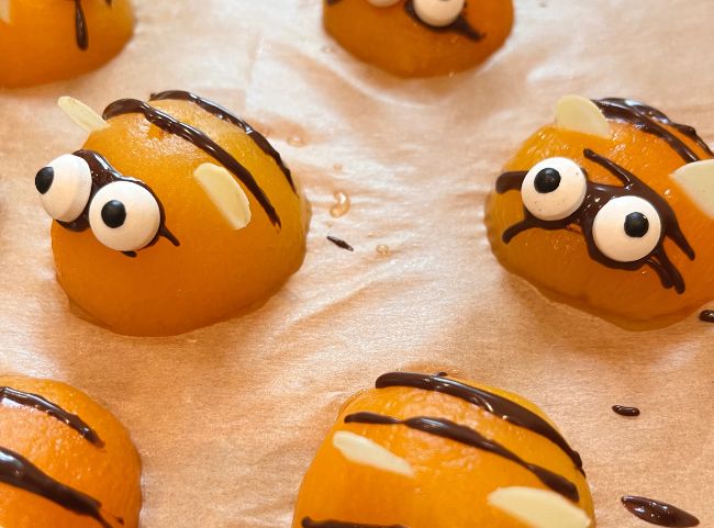 Einfache Schoko-Sahne-Torte - Aprikosenbienen verzieren Einfache Schoko-Sahne-Torte - Aprikosenbienen verzieren