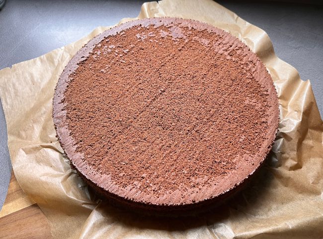 Einfache Schoko-Sahne-Torte - Schokoladen-Biskuit-Boden Einfache Schoko-Sahne-Torte - Schokoladen-Biskuit-Boden