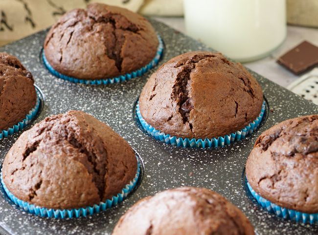 Schokomuffins mit Kakaopulver