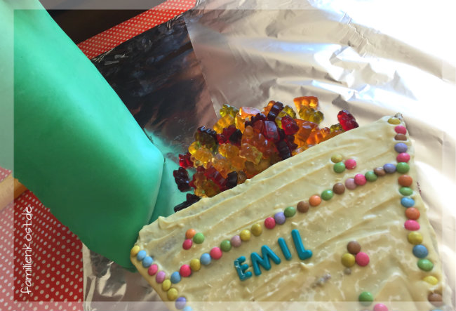Einfacher Schultüten-Kuchen mit Fondant und Gummibärchen Einfacher Schultüten-Kuchen mit Fondant und Gummibärchen